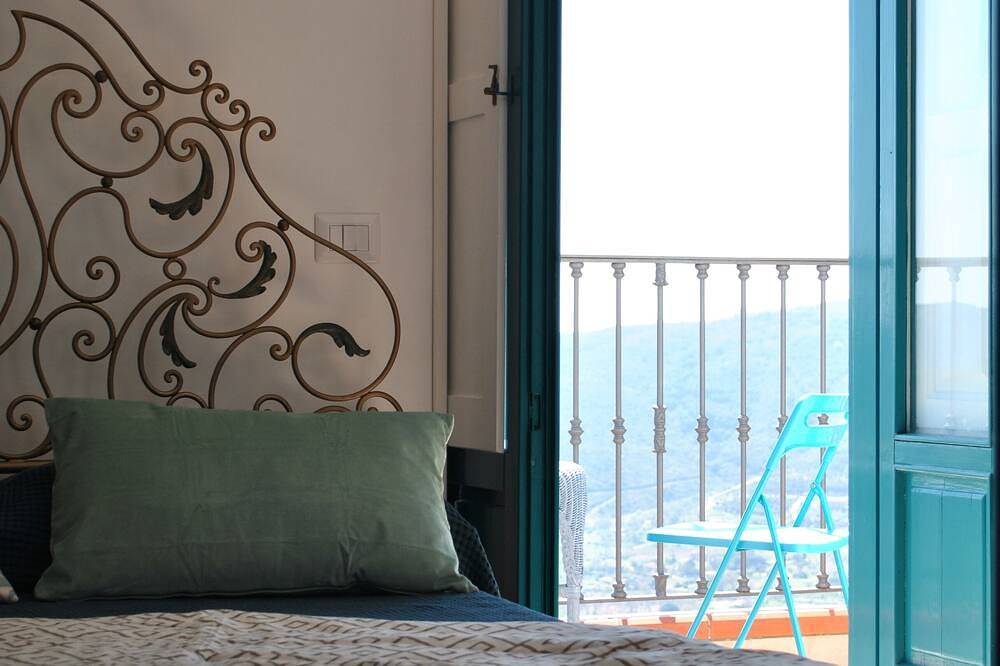 44 Steps Holiday Home - terrace with sea view, equipped kitchen, desk with wifi in Castellabate, Cilento