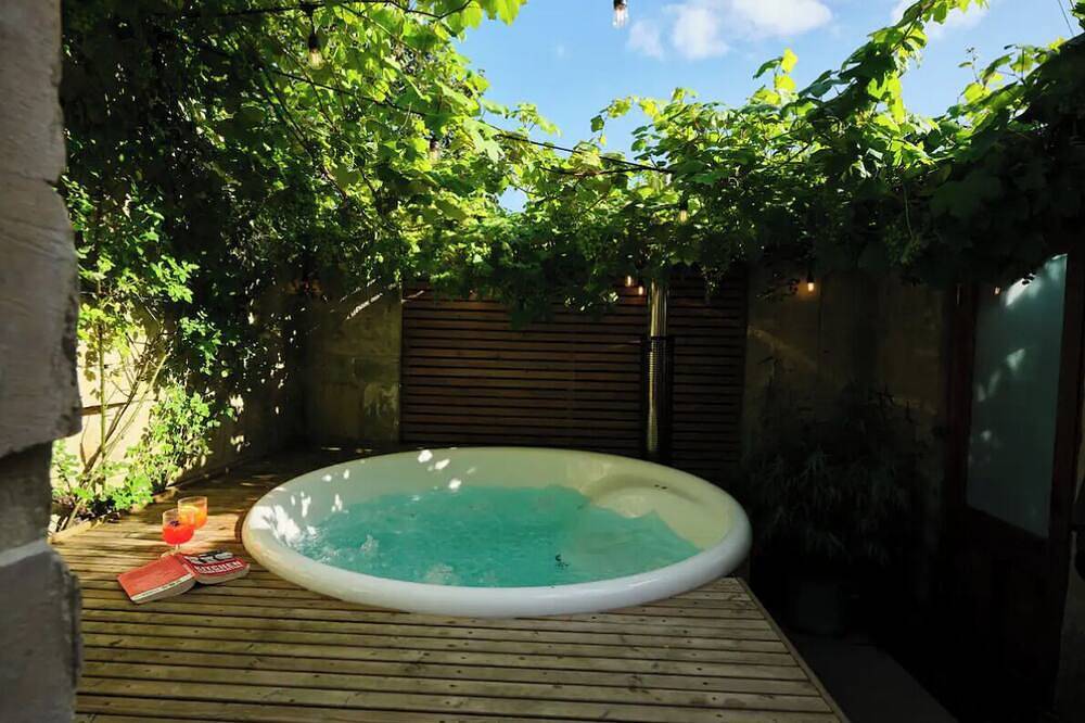 Tranquil Cabin Retreat with Hot Tub Near Bath - Sleeps 4 in Bath, Bath et Nord-Est Somerset