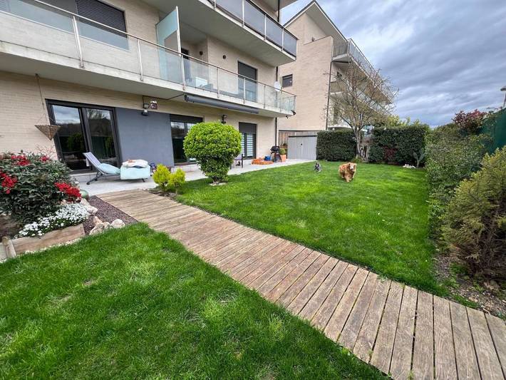 Apartamento para 8 personas, con vistas además de jardín y terraza en Puente la Reina