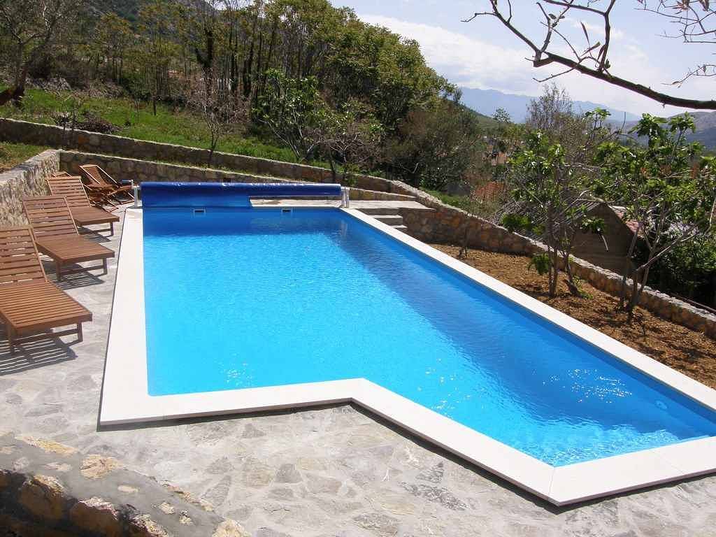 Villa traditionell eingerichtet mit Swimmingpool und Grillterrasse in Baska, Krk