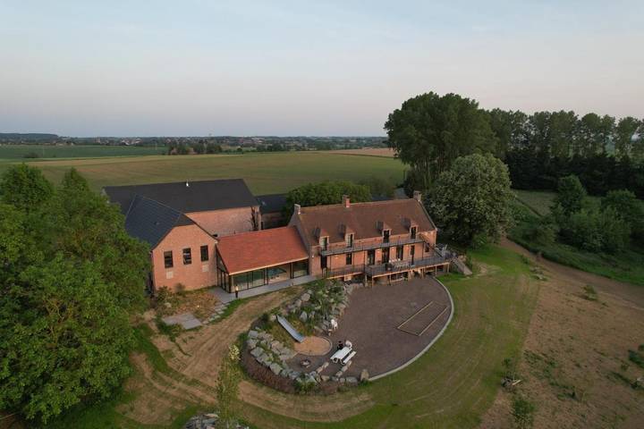 Location de vacances pour 24 personnes, avec Balcon et Terrasse ainsi que Jardin et Piscine dans Braine-le-Comte