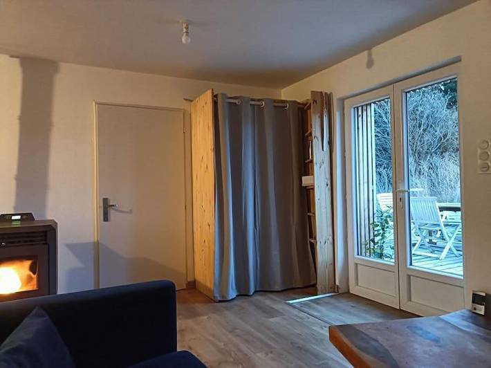 Gîte pour 4 personnes, avec terrasse ainsi que vue et jardin à Aydat - 3