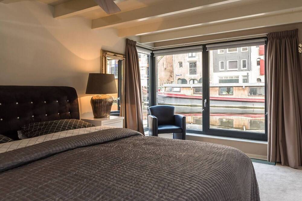 Beautiful large houseboat-apartment at the canal district in the hearth of Amsterdam. in Jordaan, Dutch Coast