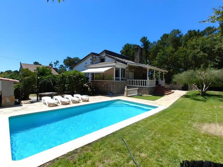 Casa rural para 13 personas, con jardín y piscina en La Adrada