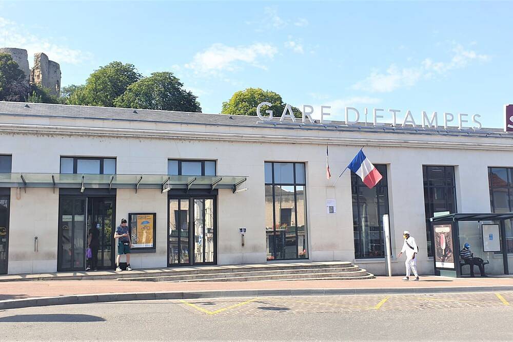 Entire apartment, Journey to the heart of Etampes in Étampes, Essonne