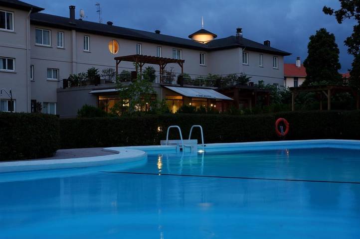 Hôtel, avec Terrasse ainsi que Jardin et Piscine