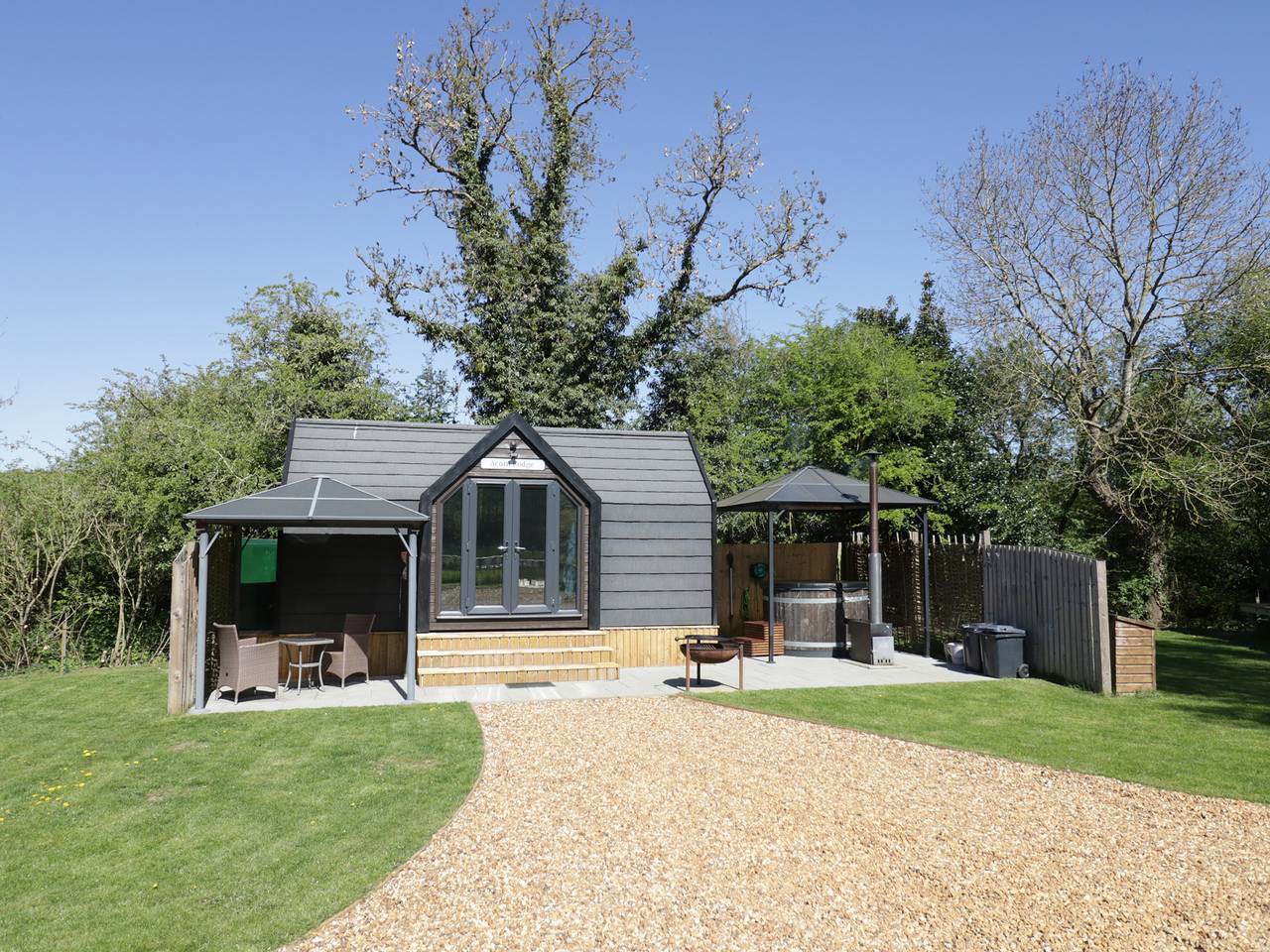 Acorn Lodge At Bridge Lake Farm & Fishery in Oxfordshire