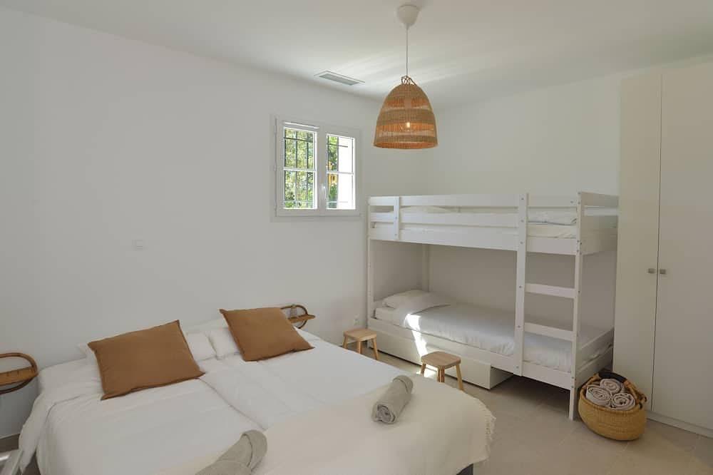 Detached house with view & pool in Barjac, Región de Alès