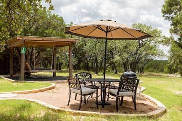Log Cabin for 4 Guests in Wimberley, Hays County, Picture 1