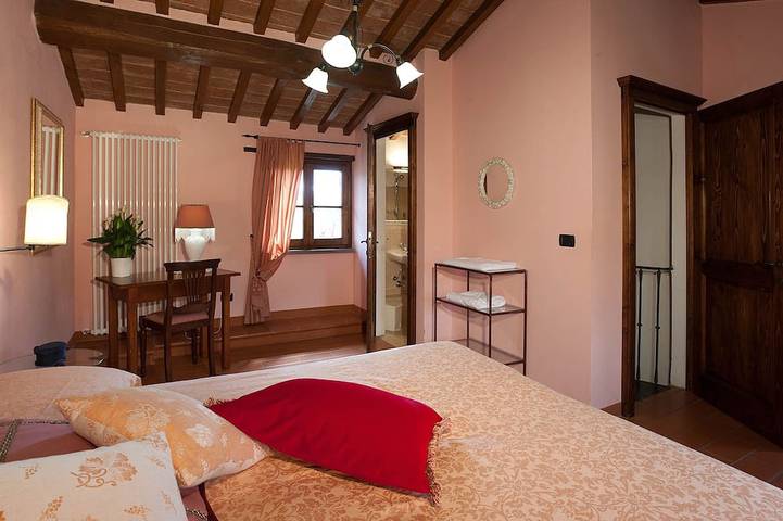 Family Holiday Tuscan villa: Pool, fenced garden, A.C. Wi.Fi  14 Guests 7 rooms in Citerna, Valtiberina