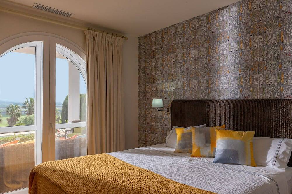 4 Bedroom Luxury Villa with Pool  adjacent to golf resort.  25 min to the beach in Benalup-Casas Viejas, Costa de la Luz