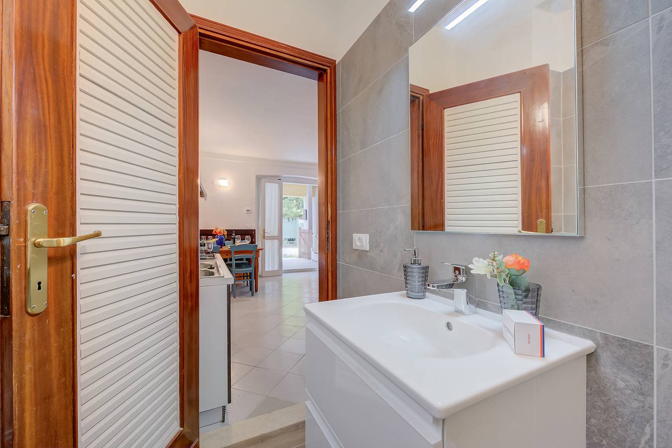 Appartement entier, Vicolo 42-private Terrace-200m Lake in Salò, Montagnes autour du lac de Garde