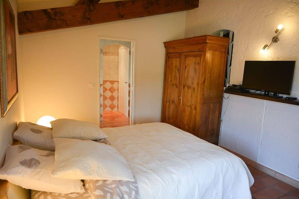 Exceptional Site Quiet, Swimming Pool, Clim, Green, Pets Ok, between Aix and Cassis in Roquevaire, Marseille region