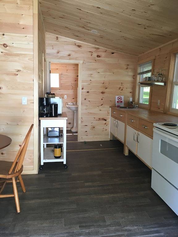 Cabin rentals and lodges for 6 people, with terrace, with pets in Lake Ontario (Canada)