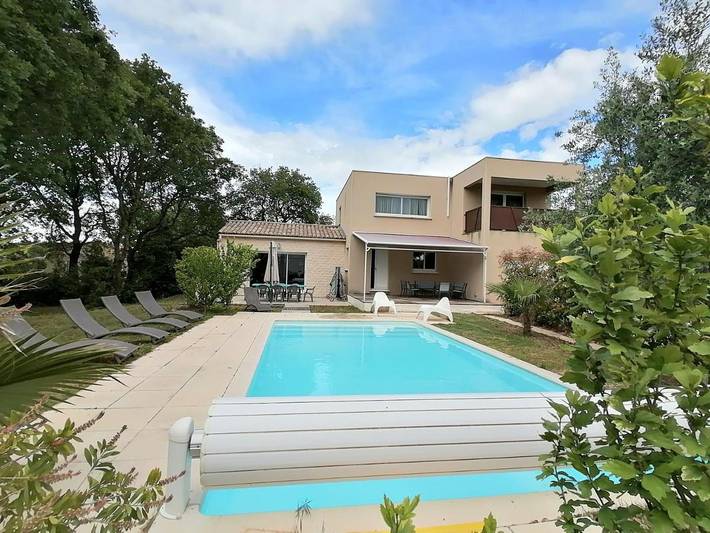 Location de vacances pour 8 personnes, avec piscine ainsi que vue et jardin à Saint-Marcel-d'Ardèche
