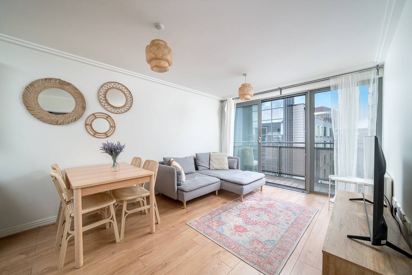 Entire apartment, Bright 2-Bed Apartment in North Acton in Ealing, London