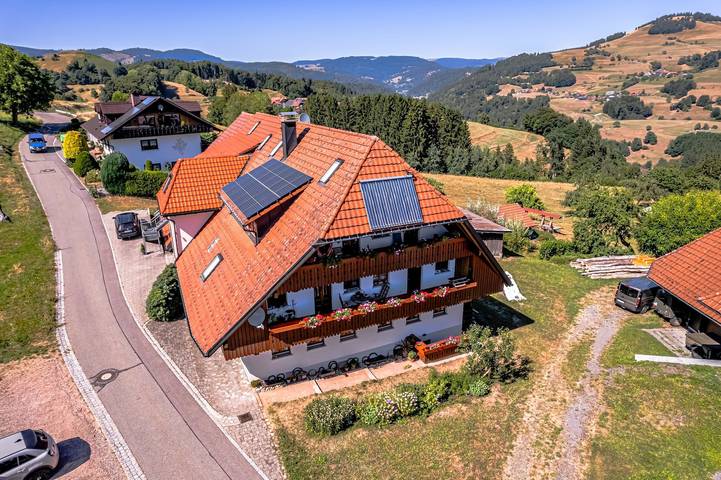 Ferienwohnung für 6 Personen, mit Balkon und Terrasse sowie Garten und Ausblick in Fröhnd