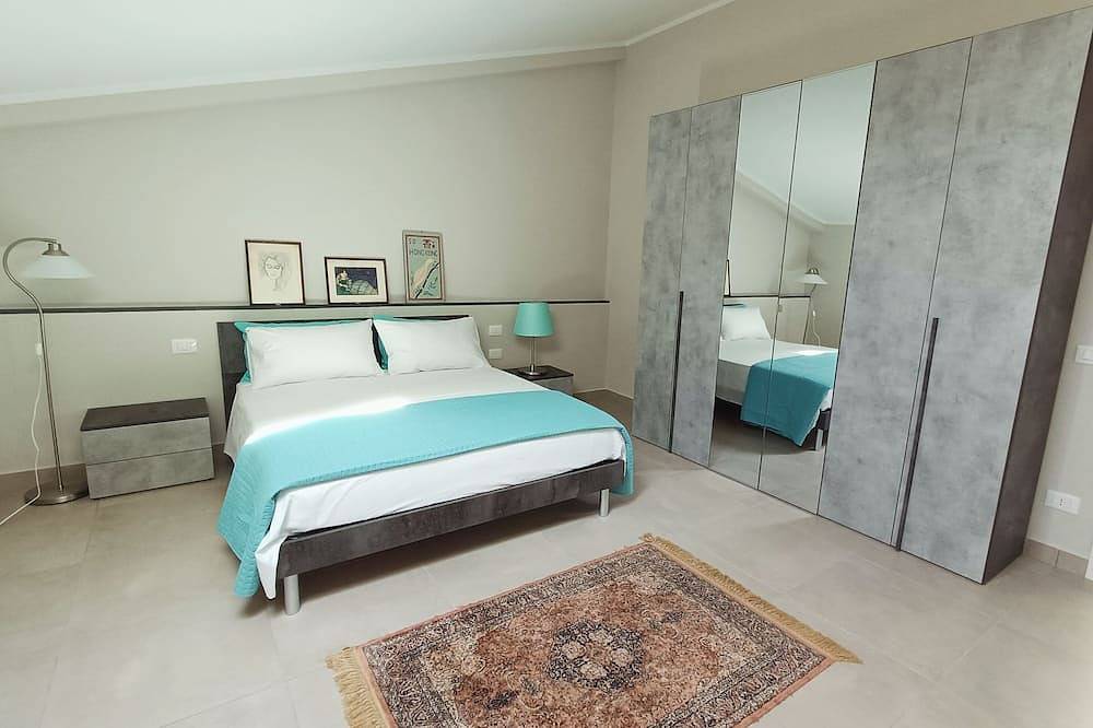 Entire apartment, A Pochi Passi Dalla Reggia di Caserta, Ampio e Luminoso in Caserta, Caserta Province