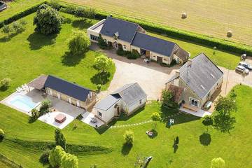 Gîte pour 28 personnes, avec jacuzzi et piscine à Baugé-en-Anjou