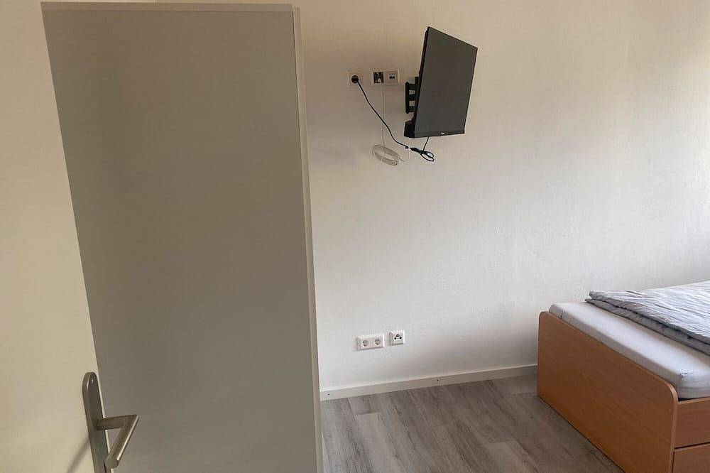 Ganze Wohnung, Apartment 'Ferienwohnung, 100 qm' mit gemeinsamer Terrasse, gemeinsamem Garten und Wlan in Hohenhaslach, Sachsenheim