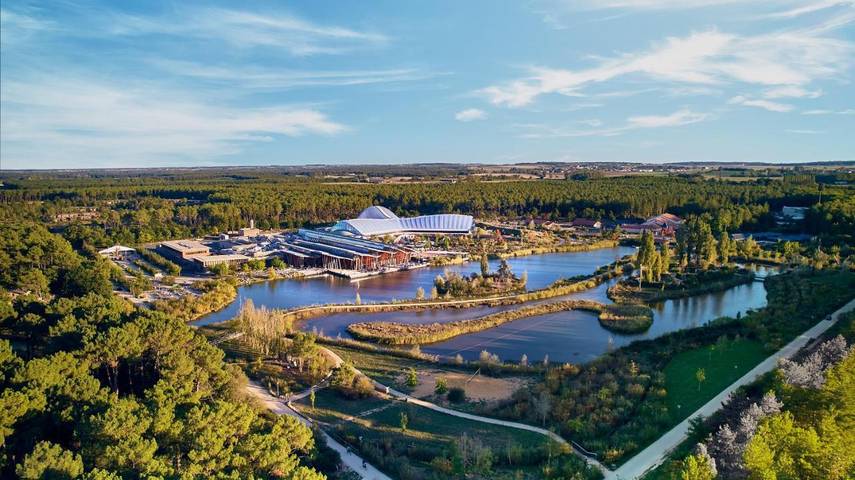 Parc de vacances pour 8 personnes, avec Jacuzzi et Terrasse ainsi que Jardin et Piscine