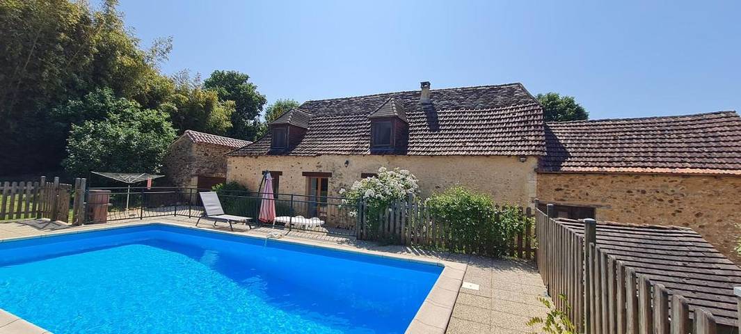 Location de vacances pour 4 personnes, avec Terrasse ainsi que Jardin et Piscine à Saint-Félix-de-Reillac-et-Mortemart