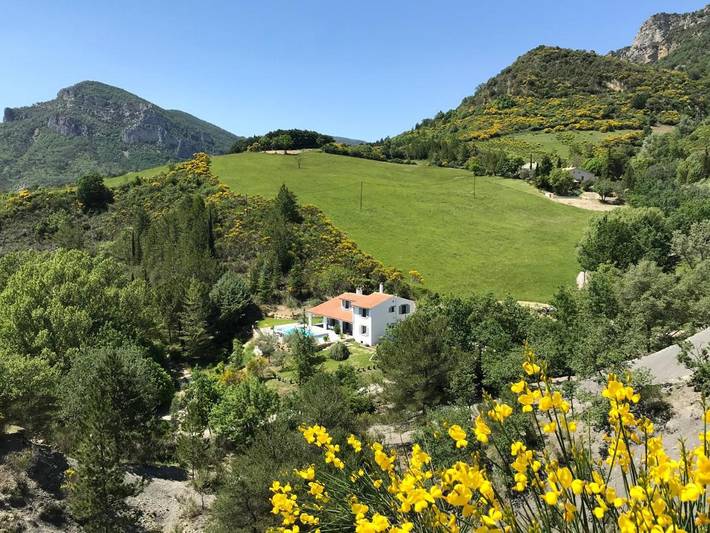 Location de vacances pour 6 personnes, avec piscine ainsi que vue et jardin à Saint-Ferréol-Trente-Pas - 3