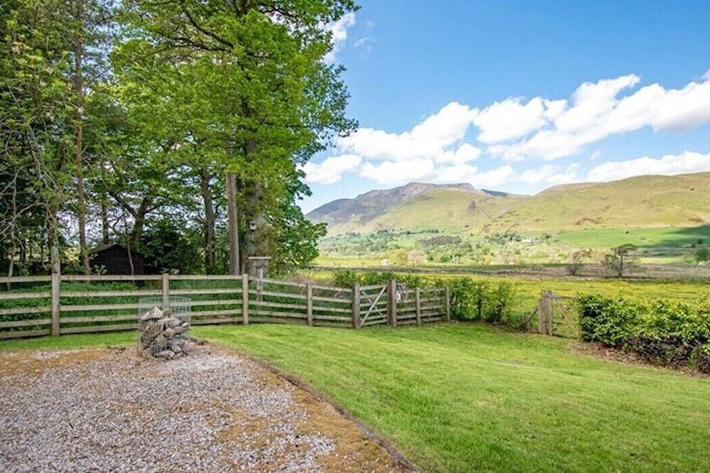 Character Cottage with fabulous mountain views in the North Lakes District in Distrito de los Lagos