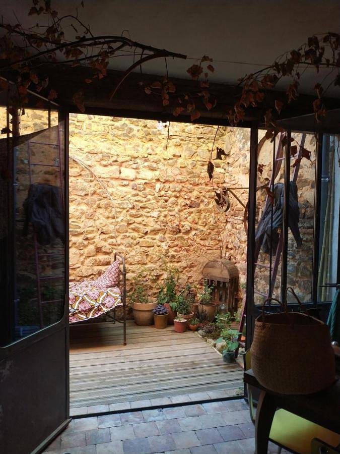 La maison jaune in Saint-Sauveur-en-Puisaye, Région d'Auxerre