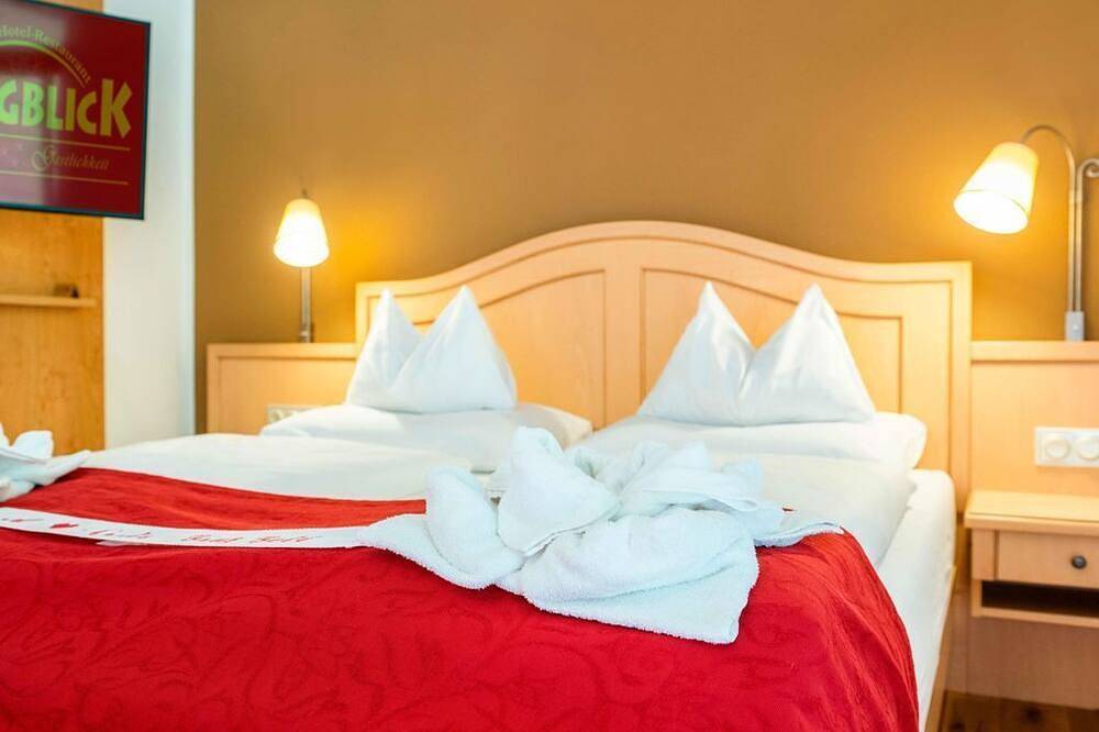 Doppelzimmer Klassik + - Burgblick, Hotel-Restaurant in Dorfgastein, Ski Amadé