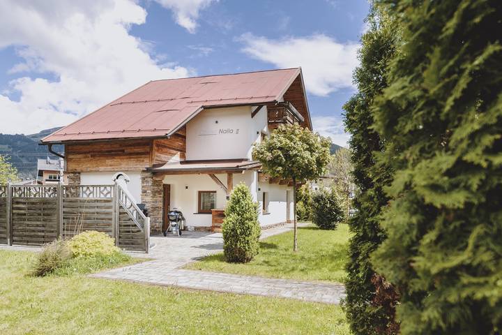 Ferienhaus für 10 Personen, mit Balkon und Whirlpool sowie Terrasse und Garten in Zell am See