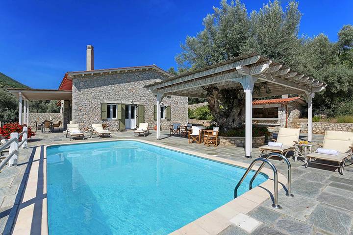 Διαμερίσματα διακοπών για 8 άτομα, με ταράτσα στα Σύβοτα (Λευκάδα)