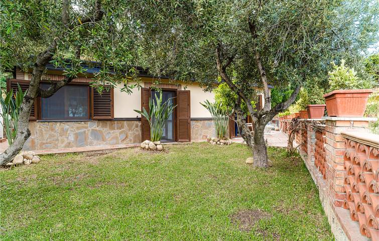 Accogliente appartamento con giardino e parcheggio a 2 km dalla spiaggia in Ascea, Cilento Coast
