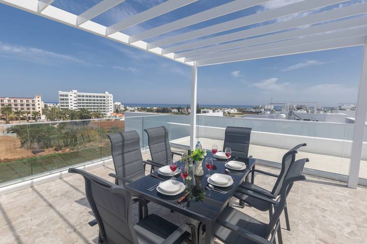 Villa for 6 people, with Ocean view and Balcony/Terrace as well as Garden in Cyprus