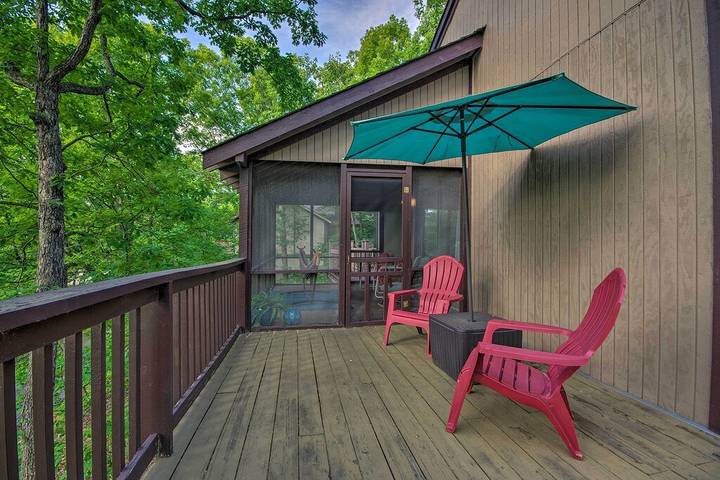 Holiday home for 12 people, with pool and hot tub as well as balcony in Lake of the Ozarks