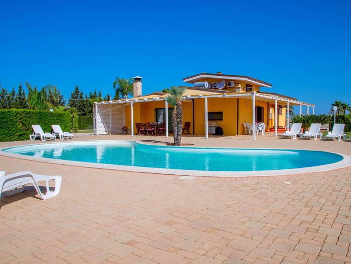 Casa vacanza per 16 persone, con giardino e idromassaggio nonché piscina, adatto a famiglie con bambini a Melissano