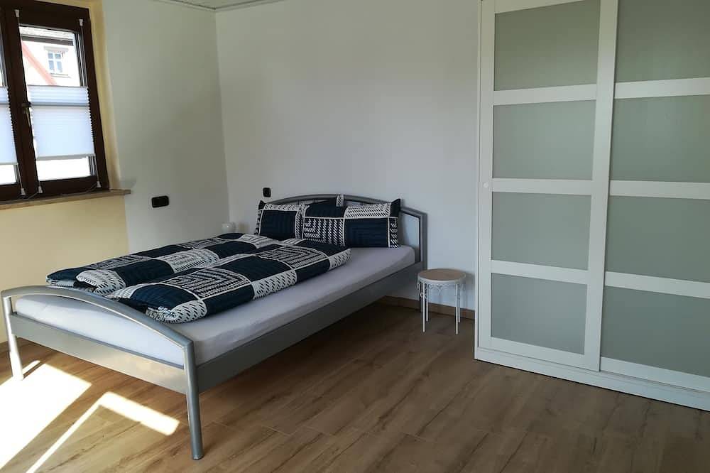 Ganze Wohnung, Fewo mit Bildern von heimischen Künstlern, Balkon und Wlan in Merkendorf, Fränkisches Seenland