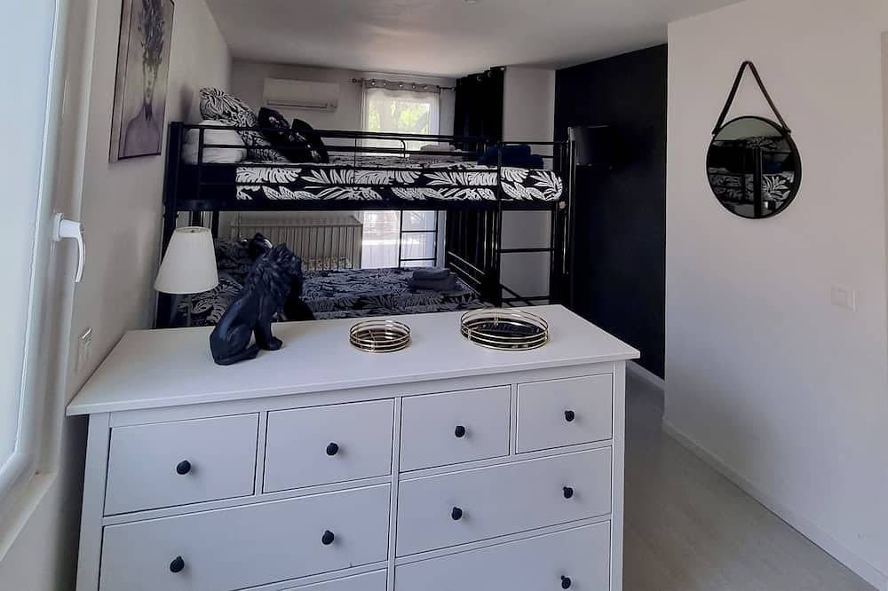 Maison d'hotes avec piscine chauffée proche de Nîmes in Langlade, Région de Nîmes