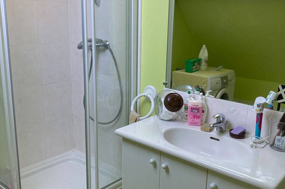 Chambre dans maison individuelle gare Paris Montparnasse en 50 minutes in Houdan, Yvelines