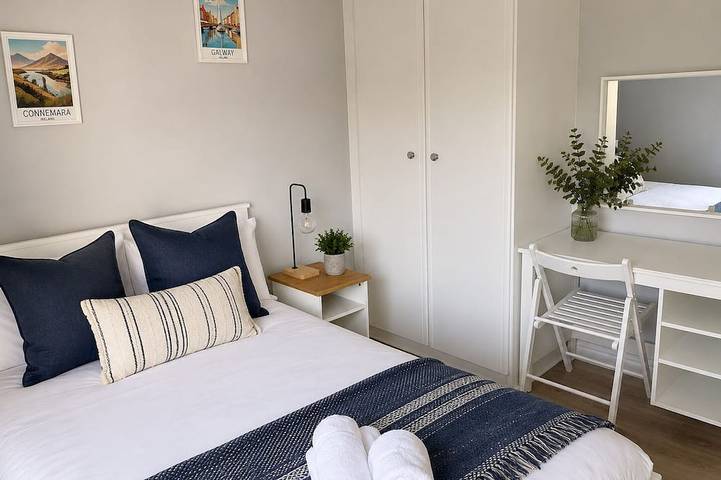 Entire apartment, Modern and Spacious No. 5 - sleeps 6 - free parking in Galway, County Galway