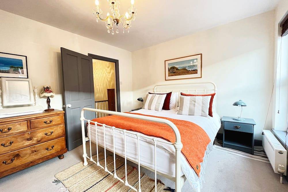 Neptune Cottage Whitstable; 3 bedroom cottage, beautiful garden; 5 mins beach. in Whitstable, Kent