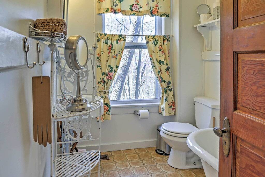 Lakefront New Preston Cottage mit Dock & Feuerstelle! in Litchfield County