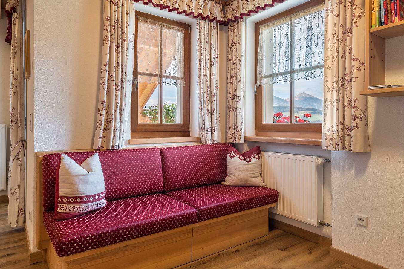 Ganze Wohnung, Ferienwohnung 'Kranebitterhof Alpenrose' mit Bergblick, Gemeinschaftsgarten und Wlan in Olang, Dolomiti Superski