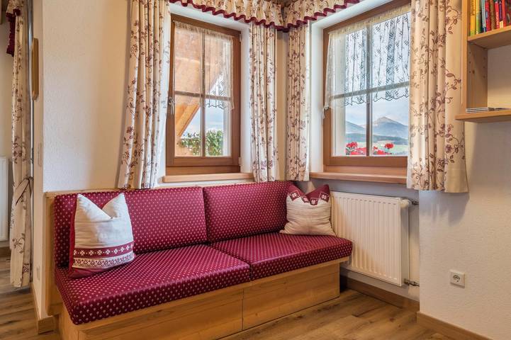 Hel lägenhet, Apartment 'Kranebitterhof Alpenrose' with Mountain View, Shared Garden and Wi-Fi in Olang, Dolomiti Superski