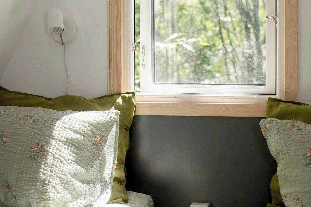 Kleine Hütte mit Außenküche am Waldbach in Lilla Edet, Bohuslän