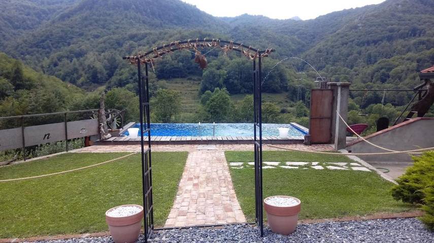 Location de vacances pour 4 personnes, avec Jacuzzi et Terrasse ainsi que Jardin et Piscine à Garessio