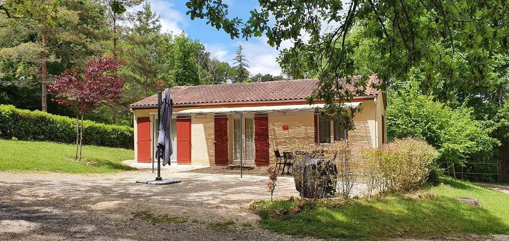Location de vacances pour 6 personnes, avec Terrasse ainsi que Jardin et Vue à Saint-André-d'Allas