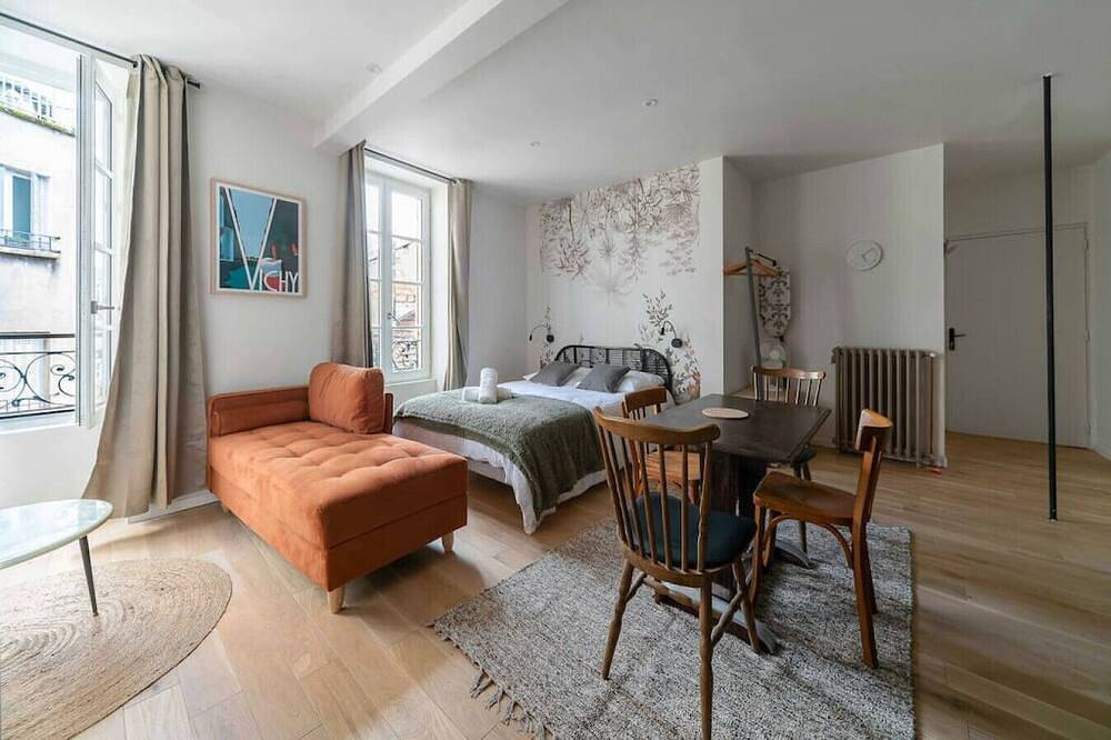 Ganze Wohnung, Superbe studio climatisé dans immeuble classé in Vichy, Vichy und Umgebung