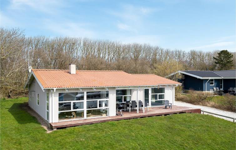 Ferienhaus für 6 Personen, mit Terrasse und Whirlpool sowie Garten und Pool in Kærgården