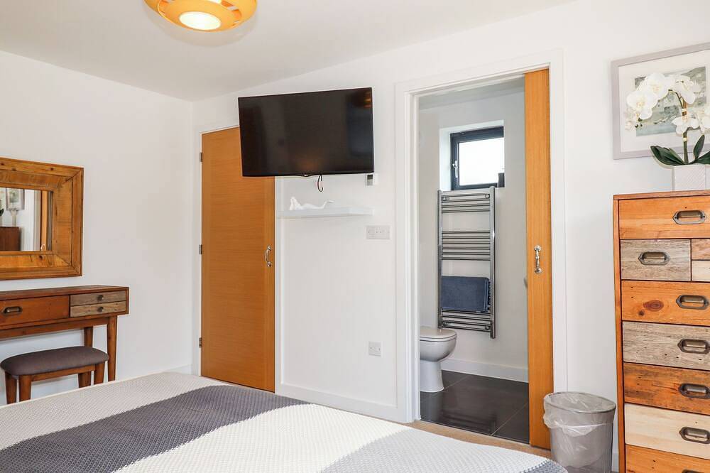 Pebble Ridge View, pet friendly, with hot tub in Westward Ho! in Westward Ho, Hartland Devon Heritage Coast